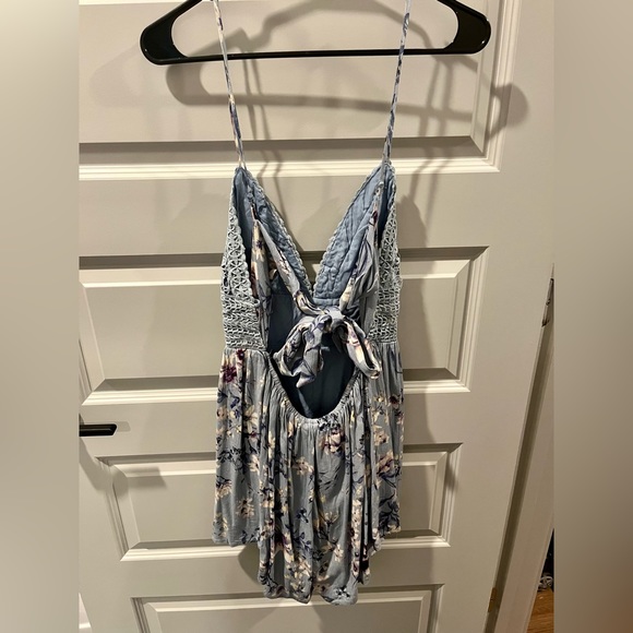 Vici Petal Power Floral Crochet Tie Back Romper Size Large - Picture 3 of 3